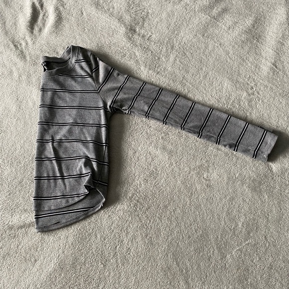 Long Sleeve Crop - Picture 2 of 2